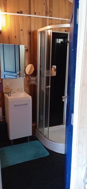 Een douche, een haardroger, handdoeken, zeep