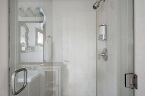 Douche, sèche-cheveux, serviettes fournies, savon