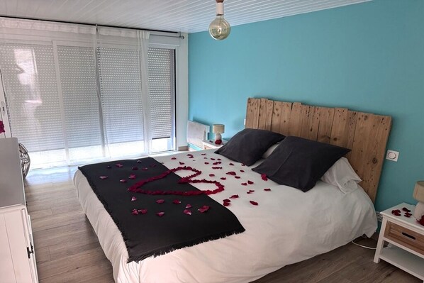 6 chambres, fer et planche à repasser, lit de bébé portatif