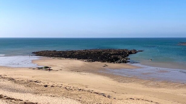 A beach with a rocky outcrop and calm sea. - Villa Des Dunes, feet in the water! (Brétignolles-sur-Mer)