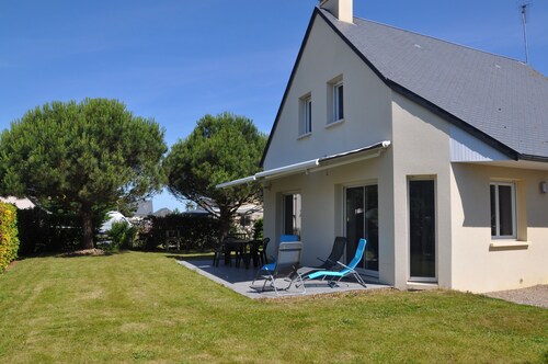 HOUSE NEAR THE SEA