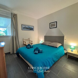 3 bedrooms, desk, iron/ironing board, travel crib