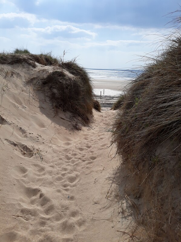 A sandy beach path with dunes and a view of the ocean. - HOUSE NEAR THE SEA (Portbail)