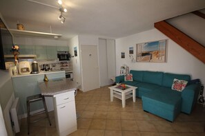 TV - Beautiful air-conditioned corner villa, sleeps 5, in a secure residence with swimming pool, 400... (PORTIRAGNES)