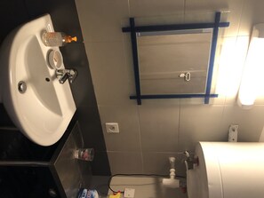 Serviettes fournies, papier toilette