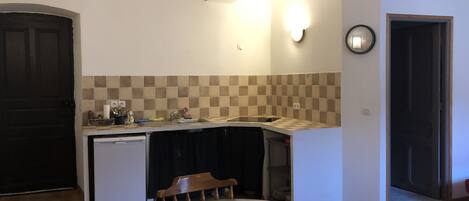 Jääkaappi, mikroaaltouuni, liesi, kahvin-/teenkeitin