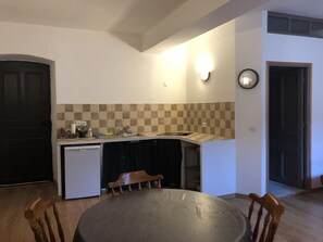 Refrigerador, microondas, parrilla de estufa y cafetera y tetera