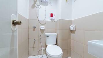 Kamar Standar | Kamar mandi | Shower, perlengkapan mandi gratis,  dan handuk