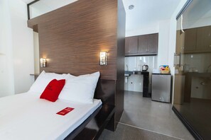 Deluxe Room | Hypo-allergenic bedding, laptop workspace, free WiFi, bed sheets