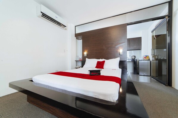 Hypo-allergenic bedding, laptop workspace, free WiFi, bed sheets
