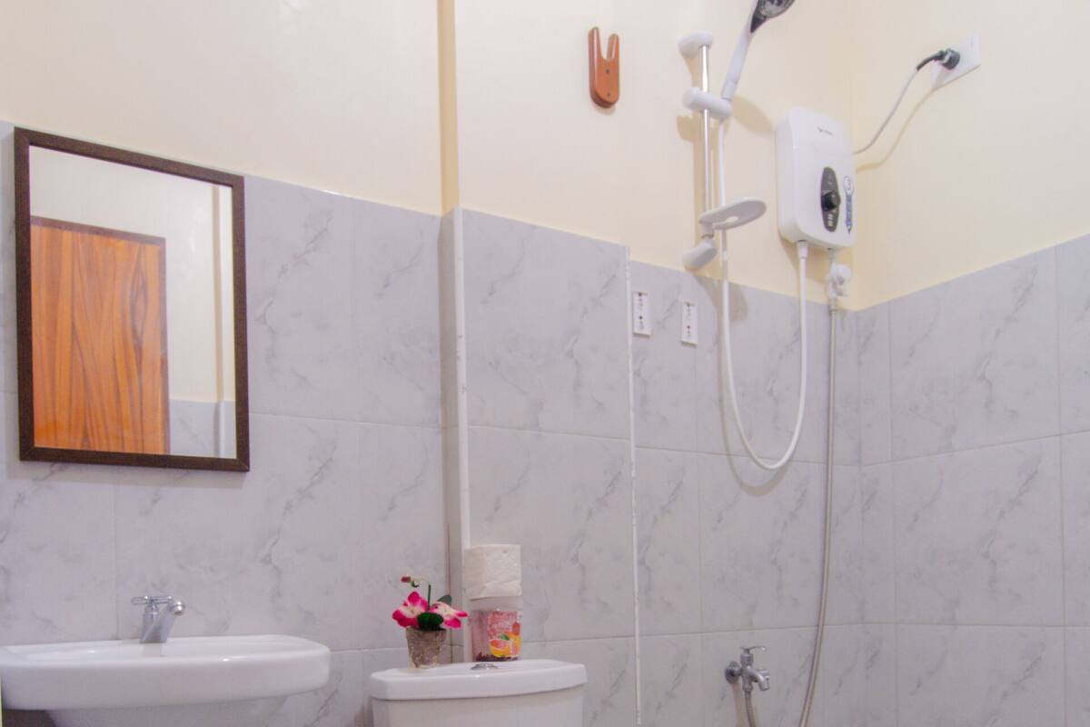 Douche, douche à « effet pluie », articles de toilette gratuits, bidet