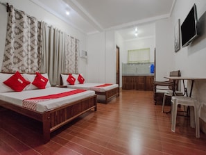 Standard Quadruple Room | Desk, bed sheets - Roccksar Pension (Puerto Princesa)
