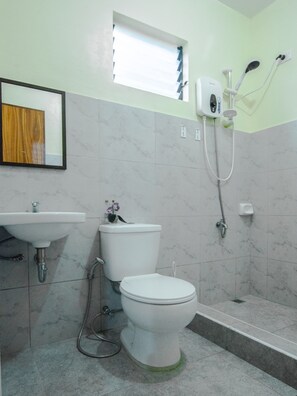 Premier-Zimmer | Badezimmer | Dusche, Regendusche, kostenlose Toilettenartikel, Bidet