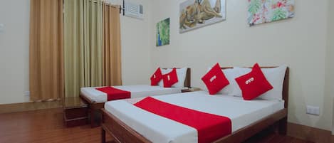 Premier Room | Desk, bed sheets