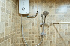 Standardzimmer | Dusche im Bad