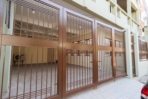 RedDoorz Plus near Osmena Highway 2 - Quarantine Hotel