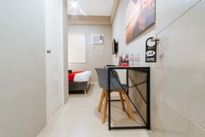 Standard Room | 1 bedroom, hypo-allergenic bedding, free WiFi, bed sheets - RedDoorz Plus near Osmena Highway 2 - Quarantine Hotel (Manila)