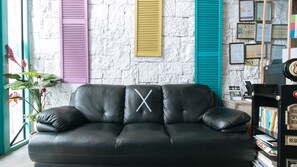Lobby sitting area - RedDoorz Plus @ Danlig Street Makati (Makati)