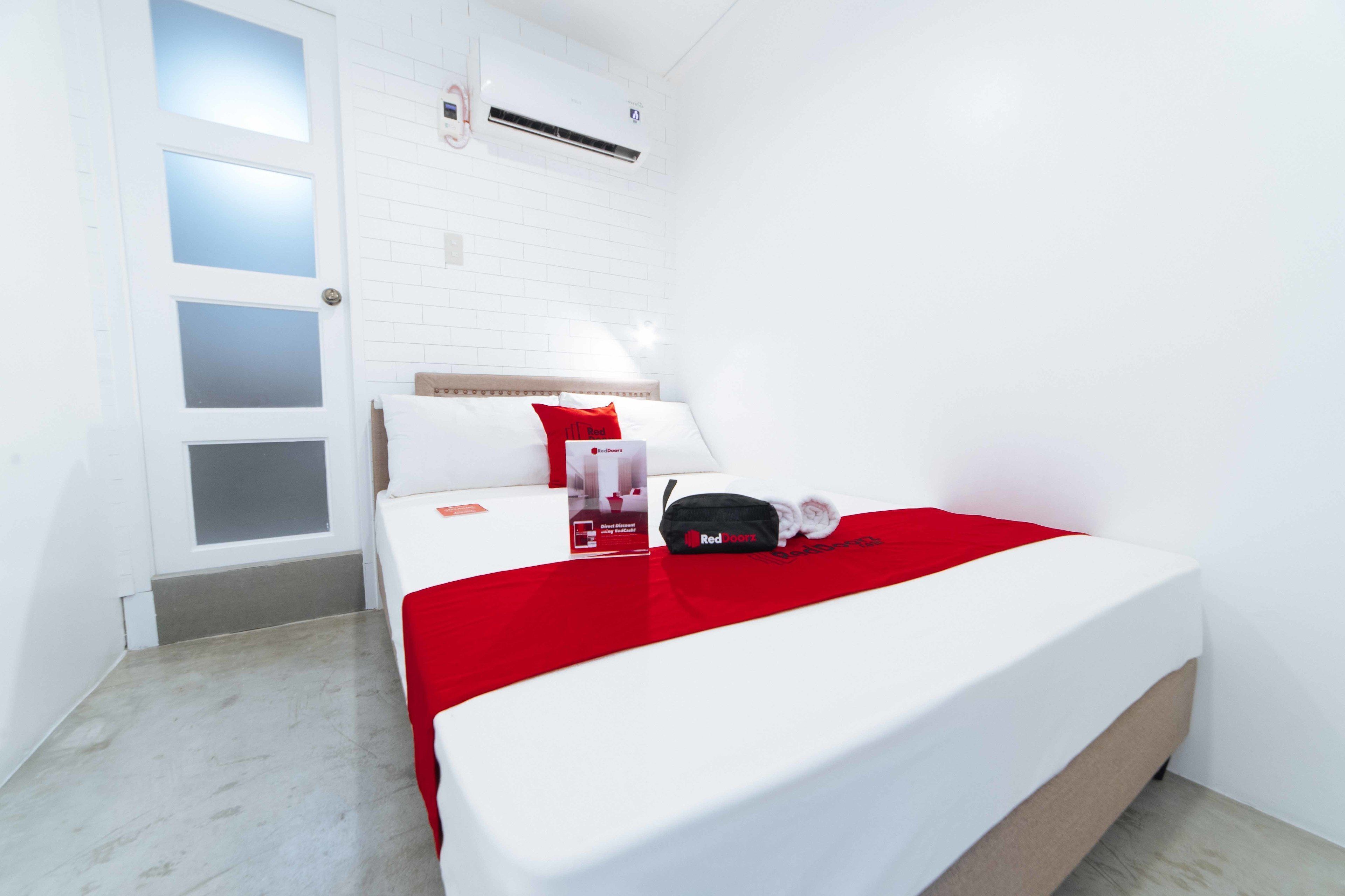 Hypo-allergenic bedding, free WiFi, bed sheets
