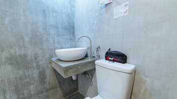 標準雙人房 | 浴室 | 淋浴設備、雨淋花灑、免費梳洗用品、提供毛巾