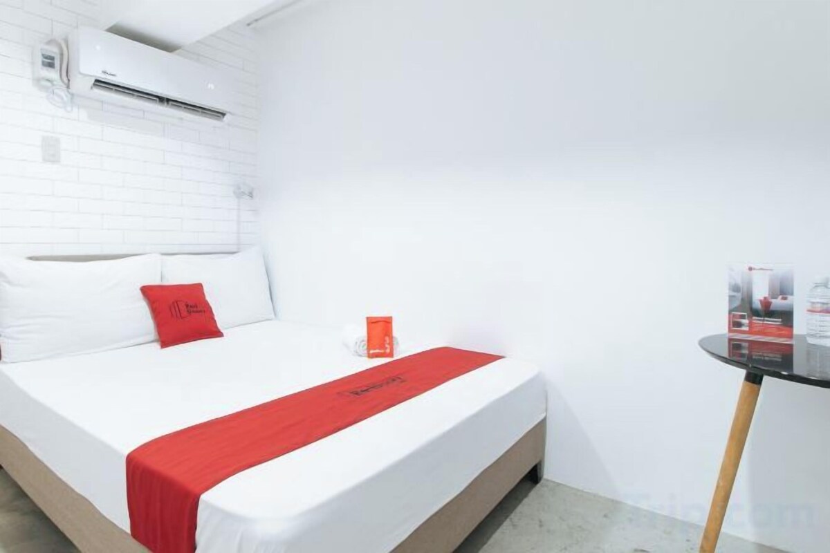 Hypo-allergenic bedding available, WiFi (free), bed sheets
