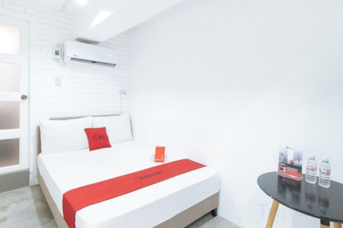 Hypo-allergenic bedding available, WiFi (free), bed sheets