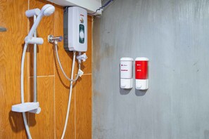 Standaard tweepersoonskamer | Badkamer met douche
