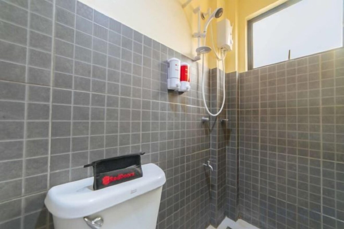 Shower, rainfall showerhead, free toiletries, towels