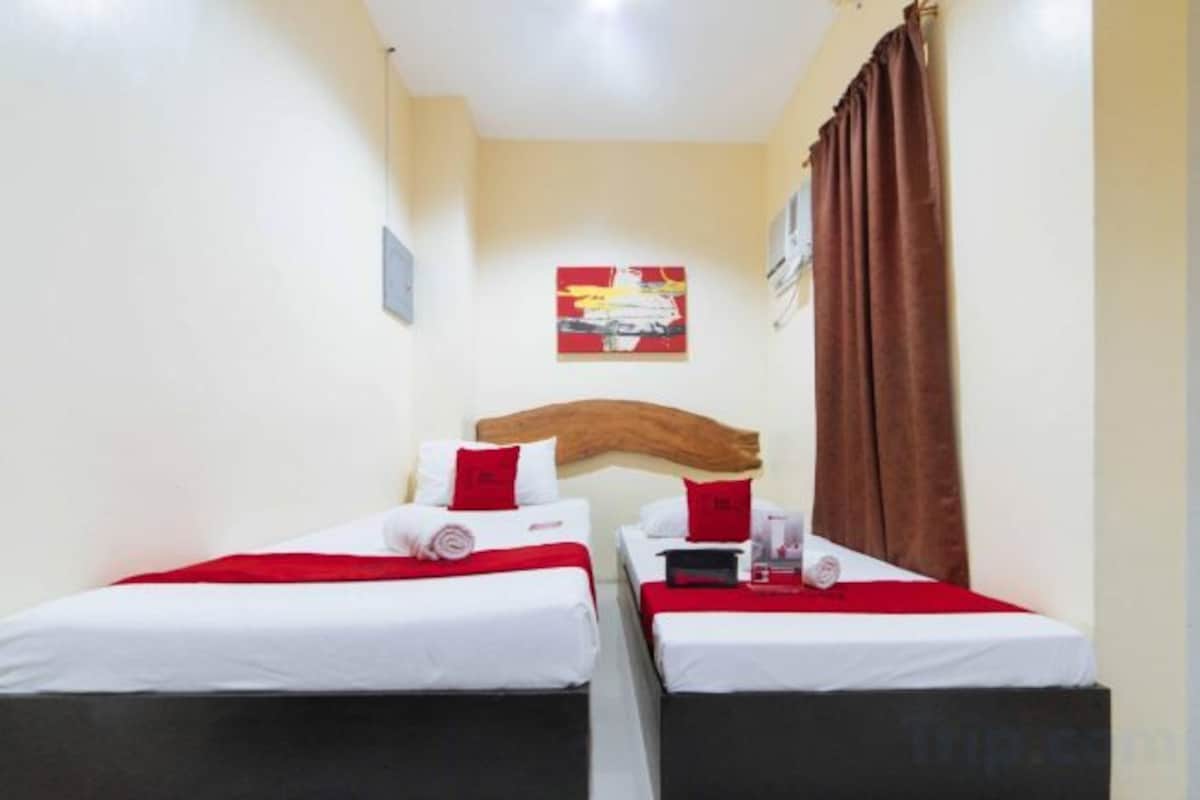 RedDoorz Twin Room