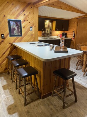 Fridge, microwave, oven, stovetop - LITTLE BEAR CABIN 🐻UPPER CANYON/RefrgAir/HOT TUB (Ruidoso)