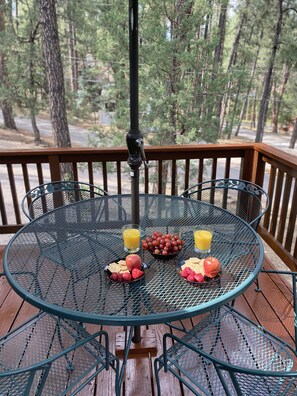 Outdoor dining - LITTLE BEAR CABIN 🐻UPPER CANYON/RefrgAir/HOT TUB (Ruidoso)