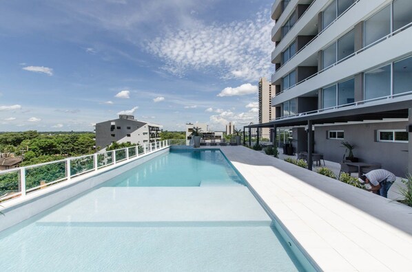 Outdoor pool, pool loungers - Espectacular Depto en SkyTower (Asunción)
