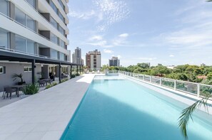 Piscine extérieure, chaises longues