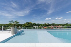 Outdoor pool, pool loungers - Espectacular Depto en SkyTower (Asunción)