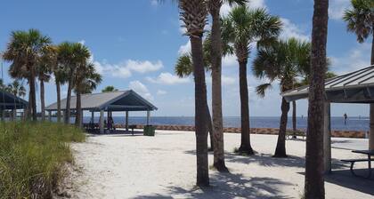 ¡Nuevo listado! Frente al mar, muelle privado, mascotas OK, spa de natación, kayak y tabla de paddle.