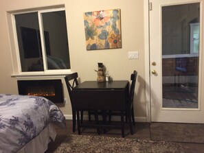 4 chambres, bureau, fer et planche à repasser, lit parapluie