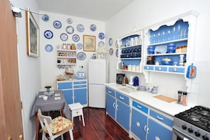 Großer Kühlschrank, Mikrowelle, Ofen, Kochgeschirr/Geschirr/Besteck