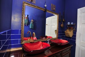 Shower, free toiletries, hair dryer, towels - The Beauty Rooms (Liverpool)