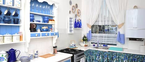 Full-sized fridge, microwave, oven, cookware/dishes/utensils