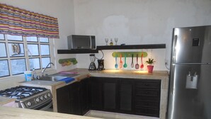 Cafetière/bouilloire, grand réfrigérateur, micro-ondes, four