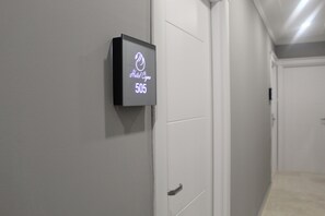 Een kluis op de kamer, individueel gemeubileerd, een bureau