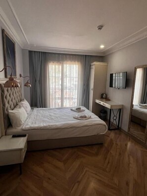Large Standard Double Room | セーフティボックス (室内)、客室ごとに異なるインテリア、デスク、防音設備