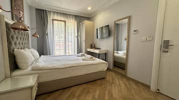 1 habitación, caja de seguridad en la habitación y muebles diferentes