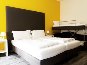 Escritorio, wifi gratis y ropa de cama 