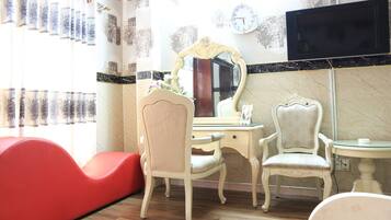 Deluxe Room | Minibar, in-room safe, desk, free WiFi