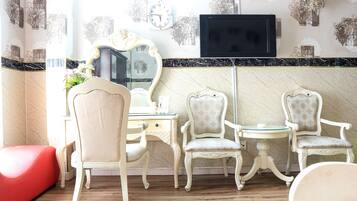 Deluxe Room | Minibar, in-room safe, desk, free WiFi