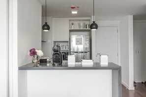 Business Apartment | Private kitchen | Full-size fridge, microwave, oven, stovetop - SkyTower Excepcional Departamento (Asunción)