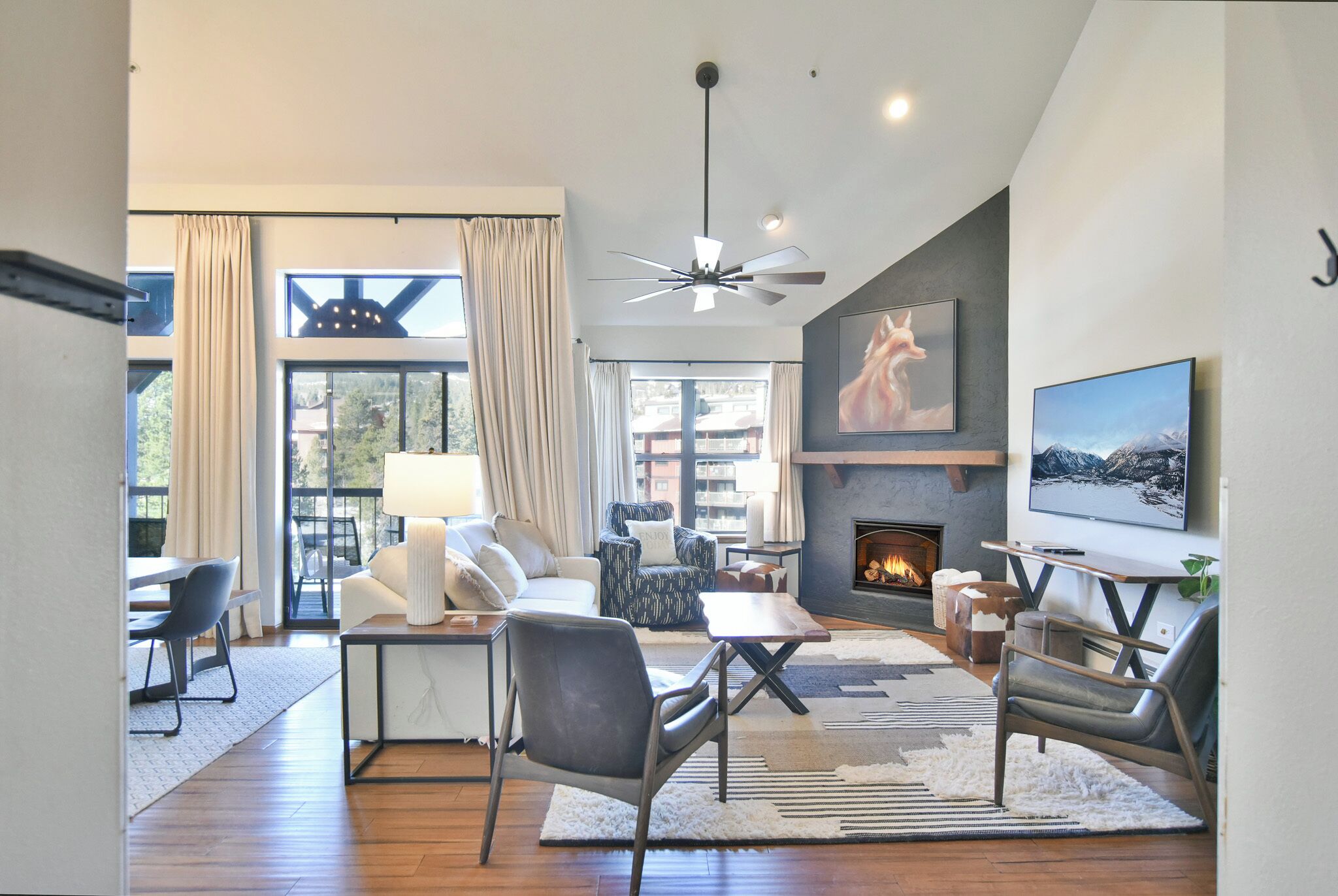 Televisión y chimenea 