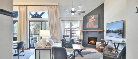 Televisión y chimenea