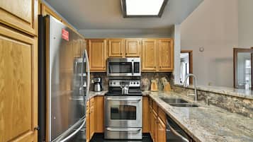 ثلاجة، ميكروويف، موقد طهي مسطح، غسالة أطباق